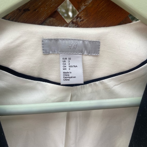 H&M Blazer w/ pockets 🤍 - Picture 2 of 5